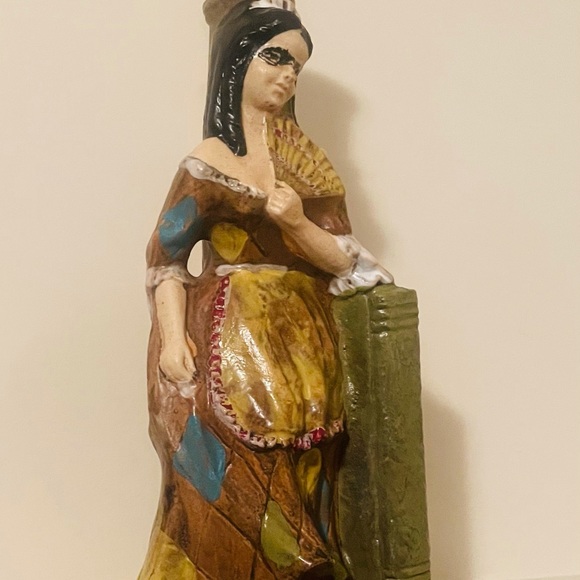 Beautiful mysterious lady ceramic art piece - Picture 2 of 4